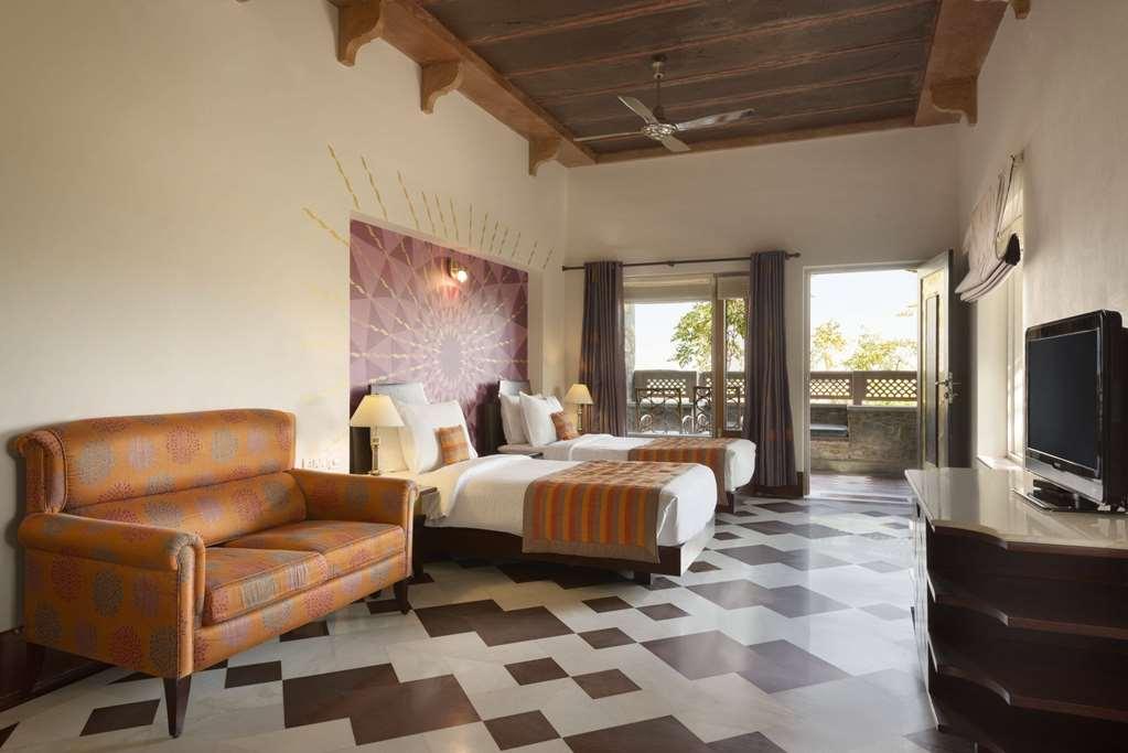 Ramada Udaipur Resort & Spa Habitación foto