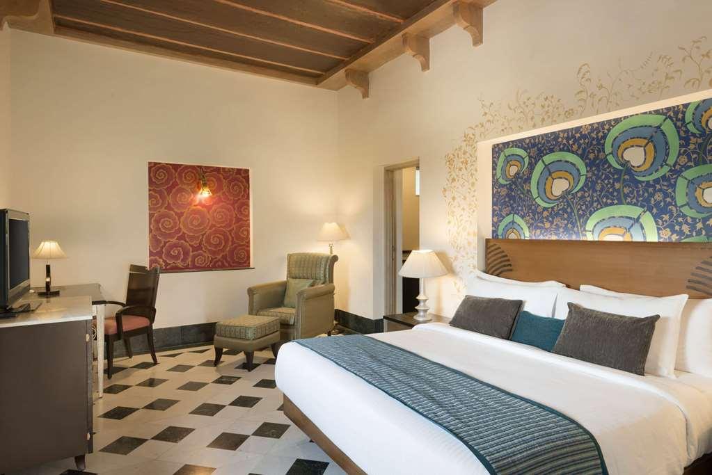 Ramada Udaipur Resort & Spa Habitación foto